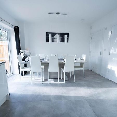 Entire Modern Home With Private Parking For 6/8 Persons وركسوب المظهر الخارجي الصورة