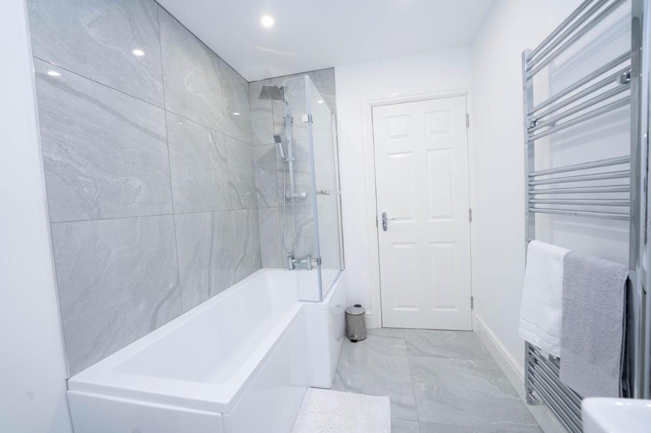 Entire Modern Home With Private Parking For 6/8 Persons وركسوب المظهر الخارجي الصورة