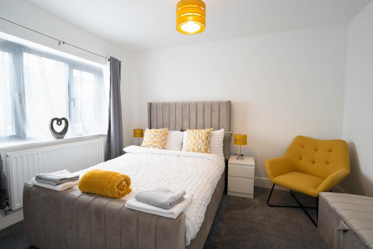 Entire Modern Home With Private Parking For 6/8 Persons وركسوب المظهر الخارجي الصورة