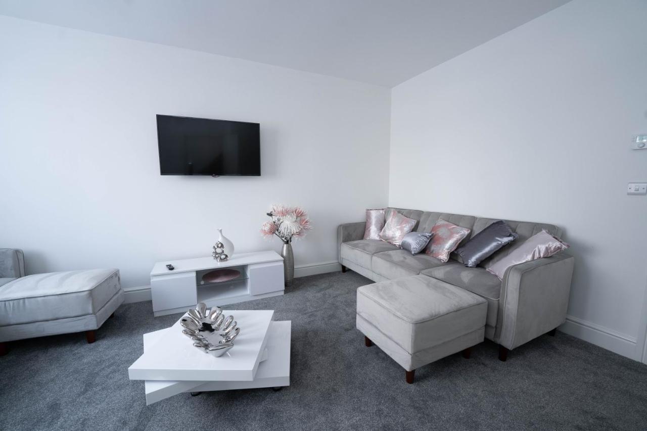 Entire Modern Home With Private Parking For 6/8 Persons وركسوب المظهر الخارجي الصورة