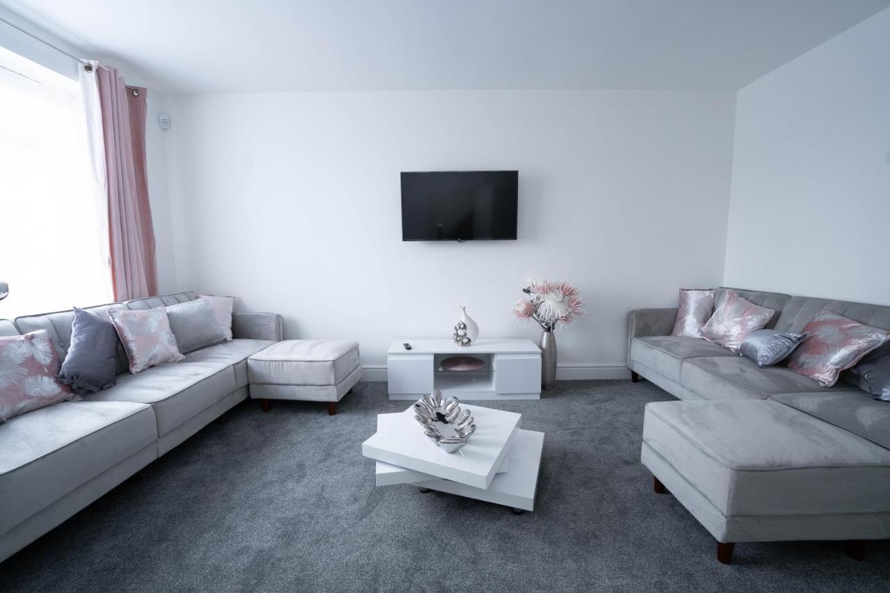 Entire Modern Home With Private Parking For 6/8 Persons وركسوب المظهر الخارجي الصورة