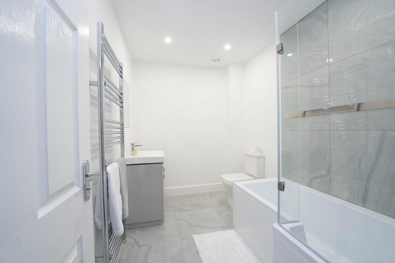 Entire Modern Home With Private Parking For 6/8 Persons وركسوب المظهر الخارجي الصورة