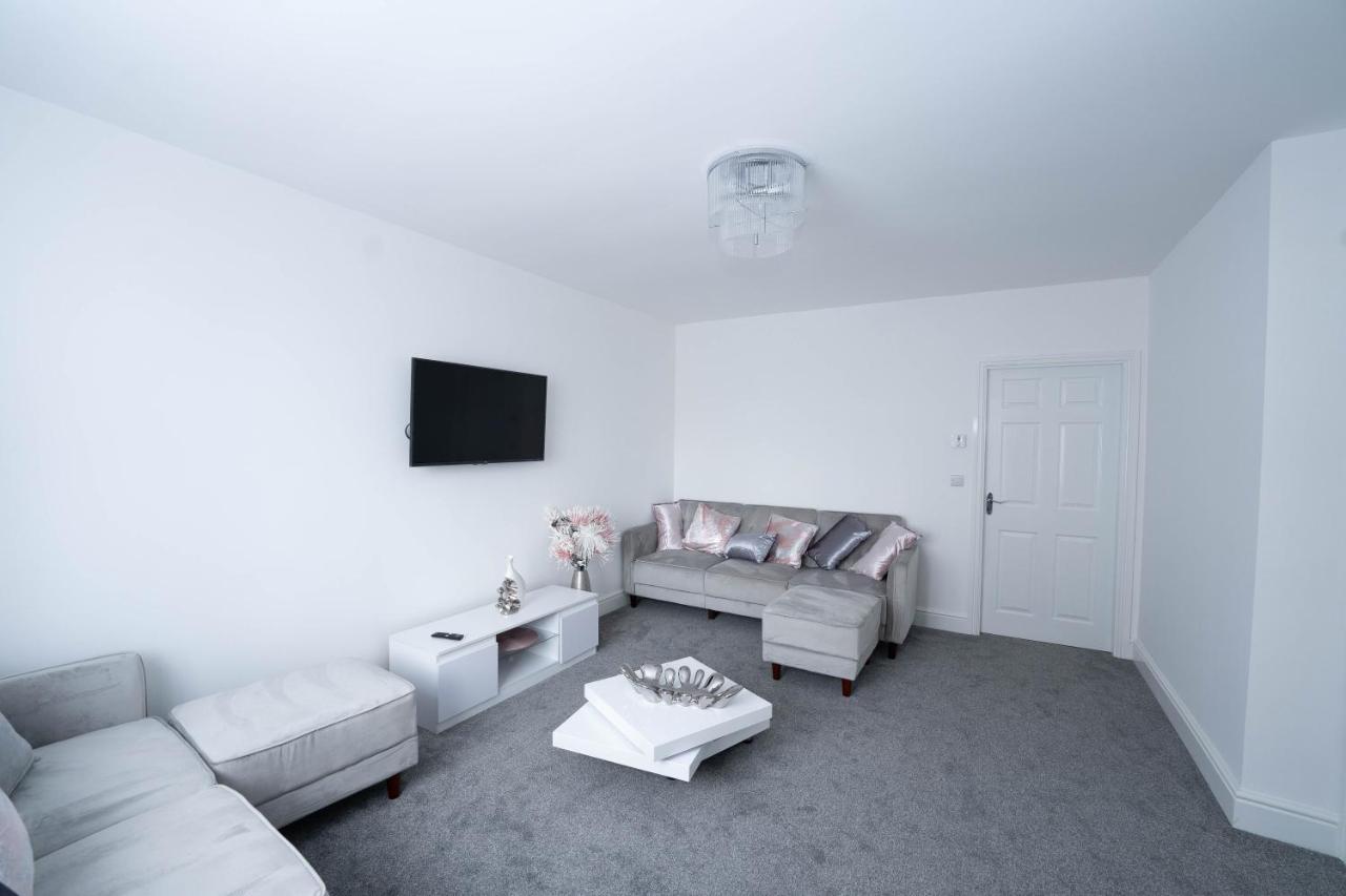 Entire Modern Home With Private Parking For 6/8 Persons وركسوب المظهر الخارجي الصورة