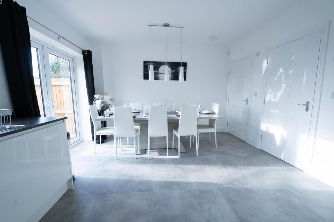 Entire Modern Home With Private Parking For 6/8 Persons وركسوب المظهر الخارجي الصورة