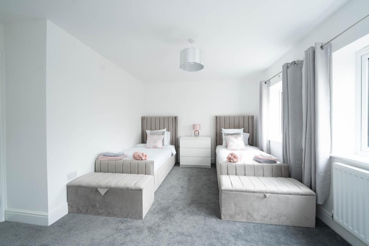 Entire Modern Home With Private Parking For 6/8 Persons وركسوب المظهر الخارجي الصورة