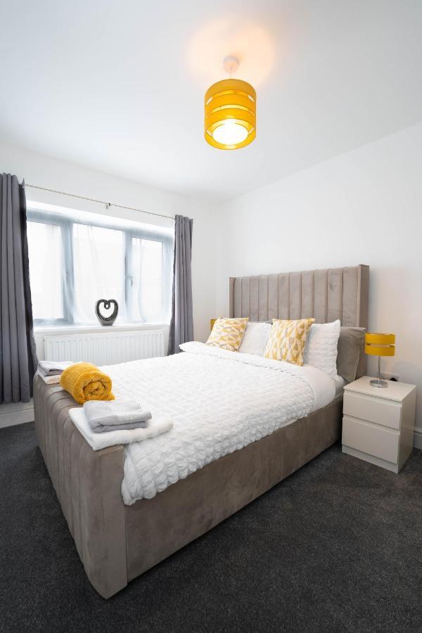 Entire Modern Home With Private Parking For 6/8 Persons وركسوب المظهر الخارجي الصورة