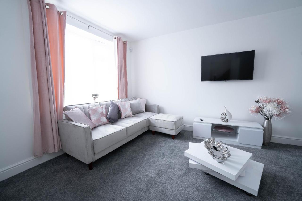 Entire Modern Home With Private Parking For 6/8 Persons وركسوب المظهر الخارجي الصورة